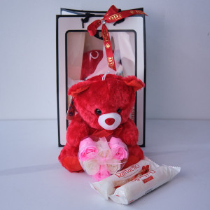 Set cadou Special Valentine, cu ursulet de plus, trandafiri din sapun in cutie eleganta si praline Raffaello
