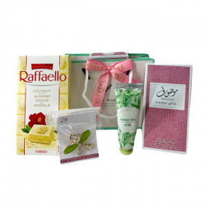 Set cadou Spring Aromas, cu parfum arabesc Mousuf Wardi de la Ard al Zaafaran, brosa martisor, crema de maini si ciocolata, in punga cadou