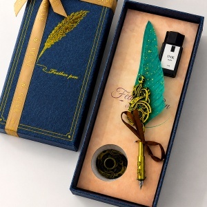 Set caligrafie Royal Feather, stilou cu pana verde-smarald, calimara si suport de birou, Albastru - Img 2