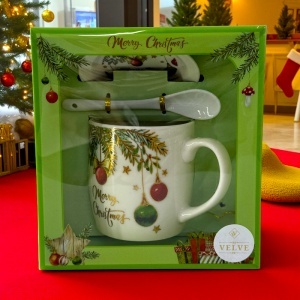 Set cana ceramica, farfurie si lingurita, Merry Christmas, ambalata in cutie cu fereastra, 200ml - Img 2