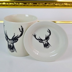 Set cana din ceramica 300 ml cu lingurita si farfurie, model cerb, ambalat in cutie eleganta - Img 6