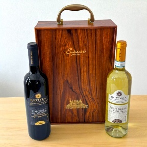 Set caseta eleganta din lemn pentru doua sticle, cu maner, set 3 accesorii pentru vin si doua sticle de vin Bottega 750 ml, Maro - Img 3
