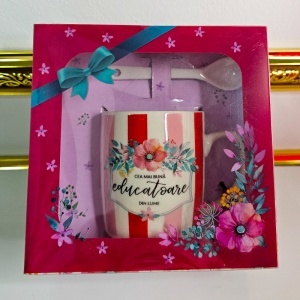 Set "Cea mai buna Educatoare din lume", esarfa eleganta, cana personalizata, praline Raffaello și crema de maini Eveline, in punga de cadou - Img 2