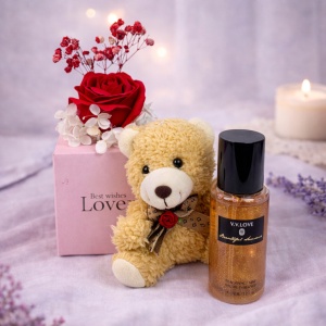 Set cu ursulet de plus, trandafir rosu de sapun, gypsophila criogenata si Shine Body Mist 90 ml