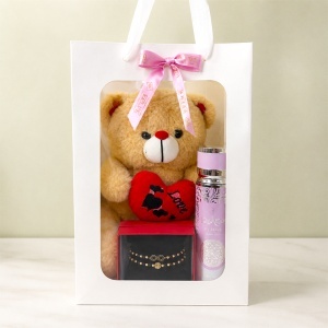 Set dama Teddy Box cu ursulet crem cu inima de plus, spray de corp arabesc VV LOVE si set de bratari in cutie rosie - Img 2