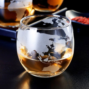 Set decantor cu doua pahare din sticla, design Glob Pamantesc, cu suport si tavita de lemn, 850 ml