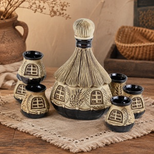 Set din ceramica pentru tuica si vin, sticla in forma de coliba si 6 pahare, Bej-Maro