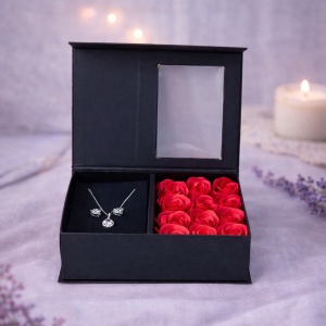 Set elegant cu cristale zirconiu, Snowflakes, din inox, in cutie de bijuterii cu mesaj si trandafiri din spuma