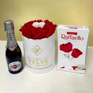 Set elegant pentru femei cu trandafiri din sapun, Raffaello si Martini Asti 200 ml - Img 4