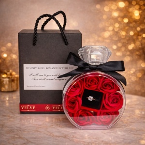 Set floral My Only Rose, ambalaj decorativ tip sticla parfum, cu Trandafiri de sapun si Inel din inox cu zirconiu, in cutie eleganta cu mesaj
