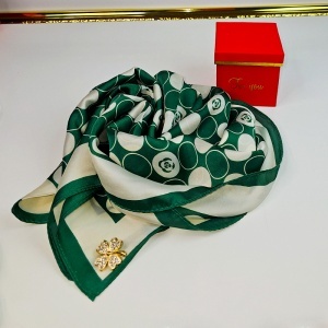 Set For You, esarfa eleganta cu brosa aurie, ambalata in cutie premium, verde-alb - Img 4