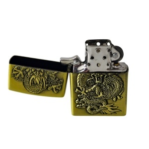 Set pentru barbati Dragon Kit, cutie cu bricheta metalica, scrumiera si pix, Vintage gold - Img 4