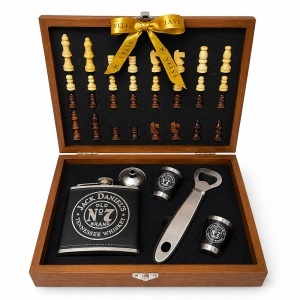 Set pentru barbati Jack Daniel’s, cutie cu tabla si piese de sah, plosca, 2 pahare, palnie si desfacator