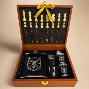 Set pentru barbati Savage Stag, cutie cu tabla si piese de sah, plosca, 2 pahare, palnie si tirbuson - Img 3
