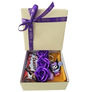 Set pentru copii Joy Box Kuromi, breloc figurina, 3 trandafiri mov de sapun si Kinder Bueno - Img 2