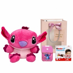 Set pentru copii Stitch Sweet Pink cu plus roz 24 cm, parfum 35 ml si Kinder Chocolate, in punga cadou roz