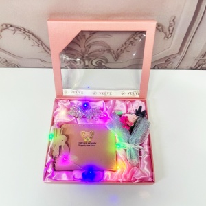 Set pentru femei JESOU COLLECTION LED , cutie cu trei articole practice, portofel, clema pentru par si mini buchet floral, Roz pudrat