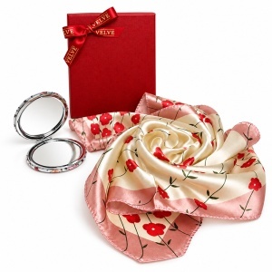 Set pentru femei Satin Glow cu esarfa satinata 50x50 cm si oglinda compacta, in cutie eleganta, crem-roz floral