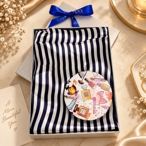 Set pentru femei Satin Glow cu esarfa satinata 50x50 cm si oglinda compacta, in cutie eleganta, rosu-bleumarin cu dungi - Img 3