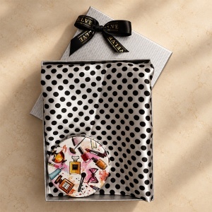 Set pentru femei Satin Glow cu esarfa satinata 50x50 cm si oglinda compacta, in cutie eleganta, alb cu buline negre - Img 3