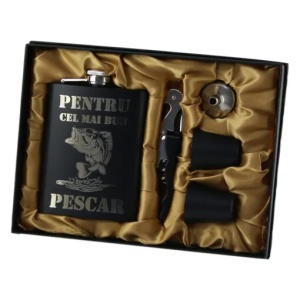 Set plosca "Pentru cel mai bun Pescar" cu palnie, tirbuson si doua pahare, Negru