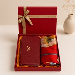 Set premium dama Passion Edition, cu portofel grena din piele eco si esarfa satinata florala, in cutie eleganta - Img 3