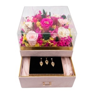 Set premium de lux cu 11 trandafiri criogenati si bijuterii cu cristale, cutie patrata din catifea roz pudrat cu sertar si plexiglas - Img 5