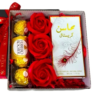 Pachet Glamour, cu 3 trandafiri din sapun, apa de parfum arabesc Mahasin femei 50 ml, praline Ferrero Rocher 50 gr, cutie cadou