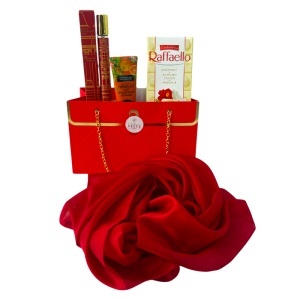 Set premium Luxury Red, cu esarfa rosie din matase, parfum M. F. Kurkdjian 35 ml, crema de maini si Raffaello, in cutie cadou tip geanta