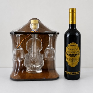 Set premium "Pentru cel mai bun Tata”, minibar rustic din lemn cu sticla in forma de vioara, doua pahare pe suport si vin rosu personalizat - Img 2