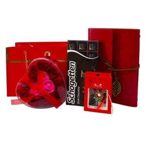 Set Red Romance, trandafiri din sapun in cutie inima, ciocolata Schogetten si jurnal elegant rosu - Img 2