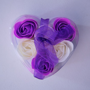Set Cadou Special Valentine, cu ursulet, 6 trandafiri din sapun si Raffaello, mov