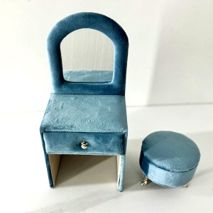 Suport bijuterii sub forma de mobilier, Masuta de toaleta cu scaun, Albastru, 24x11