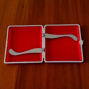 Tabachera kitt accesorii pentru rulat tigari, cu spatiu depozitare tutun, model vintage, Rosu - Img 2
