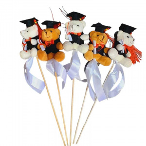 Ursulet de plus Absolvent, cu toca, roba si diploma, pe bat, 10 cm