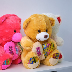 Ursulet de plus Twinkle, cu inimioara, inaltime 37 cm, Maro Deschis