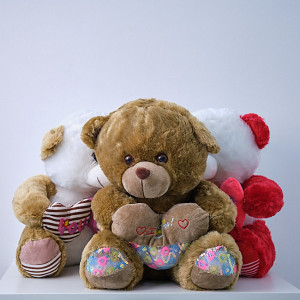 Ursulet de plus Twinkle, cu inimioara, inaltime 37 cm, Maro