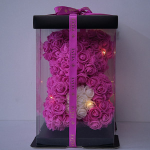 Ursulet floral 25cm, cu LED-uri luminoase, din trandafiri spuma fucsia cu inima rosie, in cutie cadou