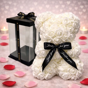 Ursulet floral cu trandafiri din spuma, 25 cm, decorat manual, cutie cadou, Alb