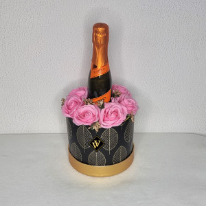 Velve Golden Pink Gift, Aranjament floral in cutie rotunda trandafiri de sapun si Prosecco