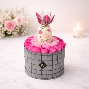 Velve Pretty Gift cutie rotunda silver cu trandafiri de sapun si praline Heidi Bouquet