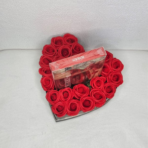 Velve Red Heart, Cutie cu trandafiri rosii din sapun si praline de ciocolata Roshen Cherry cu lichior de cirese