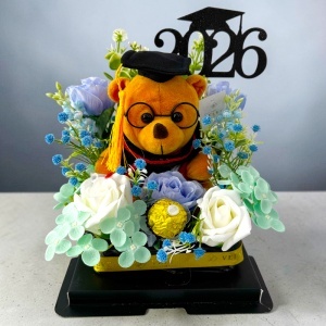 Aranjament absolvire 2026 Graduate cu ursulet de plus, trandafiri si hortensii de sapun, pralina Ferrero, in cutie transparenta premium - Img 7