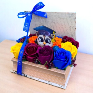 Aranjament absolvire, cu flori de sapun, in cutie tip carte si ornament decorativ bufnita cu toca festiva - Img 4