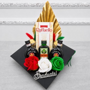 Aranjament absolvire Graduate in forma de toca, cu bauturi in miniatura Jagermeister si Unicum, praline Raffaello, Rocher si trandafiri de sapun - Img 2