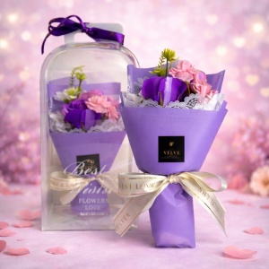 Aranjament Elegant cu buchet din trandafiri si flori cires din sapun, cu insertii artizanale, in cutie transparenta, Mov