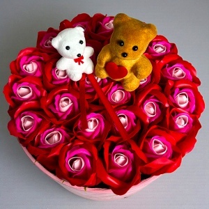 Aranjament floral „Sweet Duo Love”, 25 trandafiri de sapun cu mini ursuleți decorativi - Img 6