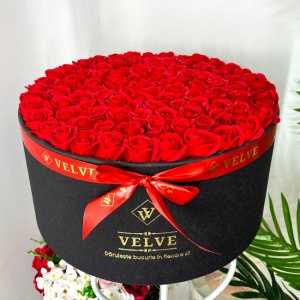 Aranjament floral 151 trandafiri de sapun, in cutie cadou cu felicitare personalizata, Rosu, diametru 52 cm - Img 3
