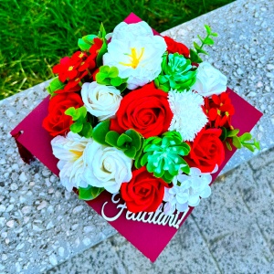Aranjament floral absolvire 2026, in cutie in forma de toca cu trandafiri, hortensii, anemone si plante artificiale, 20x20x12cm, Alb/Rosu - Img 3