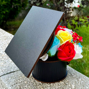 Aranjament floral pentru absolvire, in cutie rotunda cu trandafiri si hortensi, multicolor